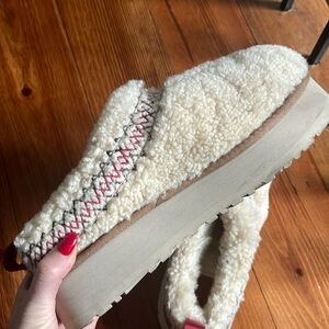 Size 9 Ugg Tazz Sherpa slippers